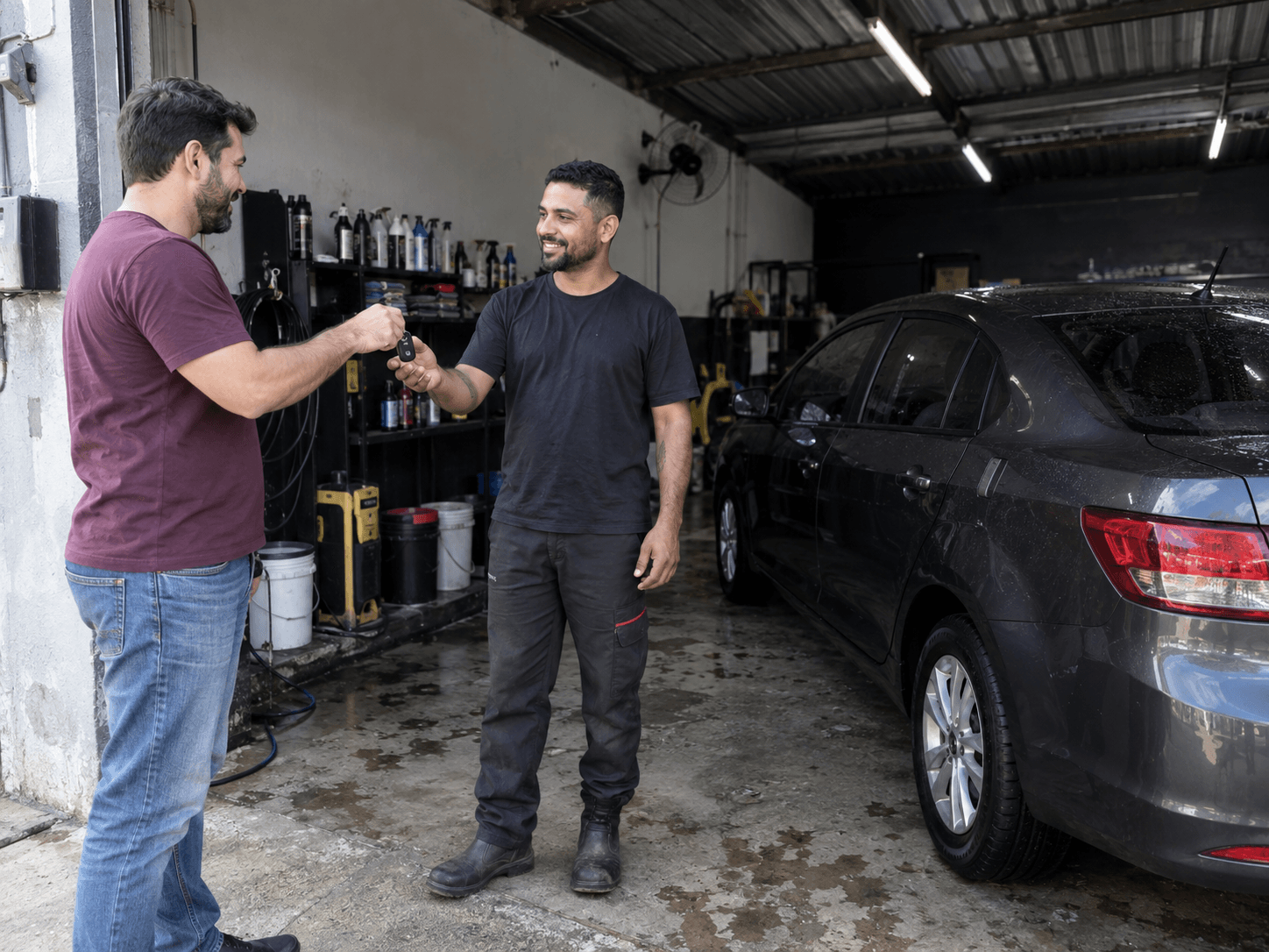 Cliente entregando as chaves do carro ao profissional de uma estética automotiva
